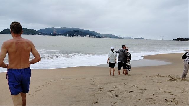 Кто куда,а я купаться!