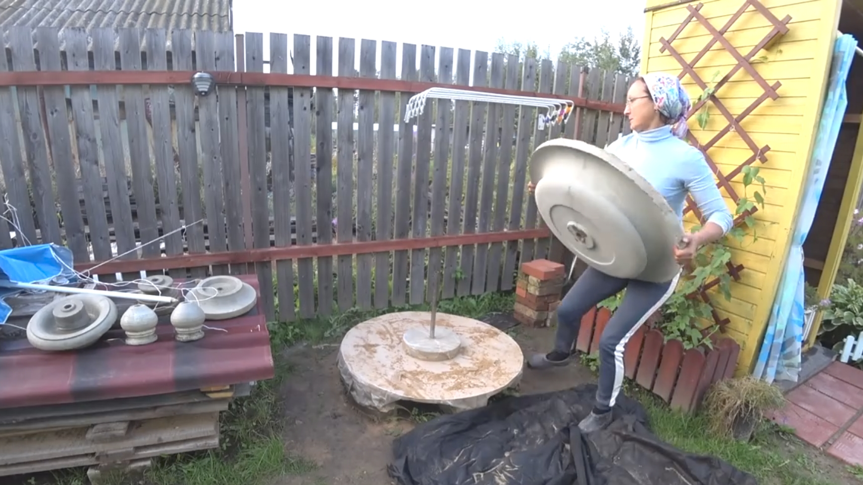 6 соток 30 августа 2021 г. Перевернула чашу фонтана для продолжения ее изготовления. Садаю жимолость