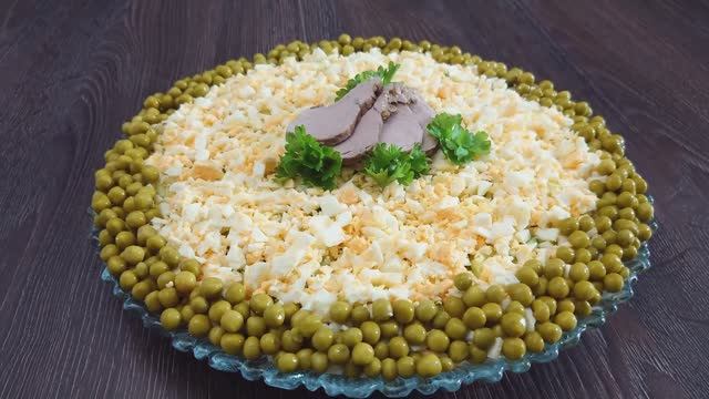 Оливье, который покорит всех гостей - домашний, сытный и очень ароматный! ❤️🥗 смотреть онлайн