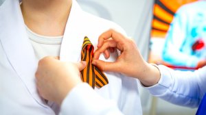 Волонтёры Победы раздают вартовчанам георгиевские ленты