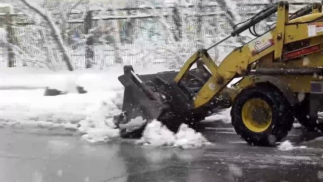 (21.04.2026) В Комсомольске ведется борьба с выпавшим снегом
