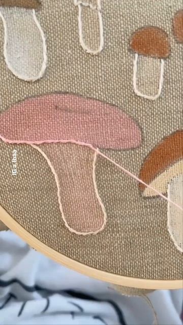 Сочетание рисунка по ткани и вышивки выглядит очень уж классно 😍