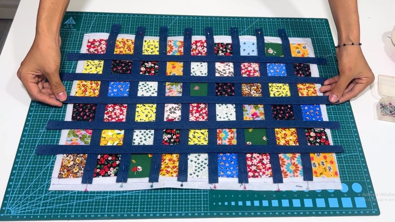 Декор для кухни: сервировочный коврик из обрезков ткани. Красивый проект в технике пэчворк для дома