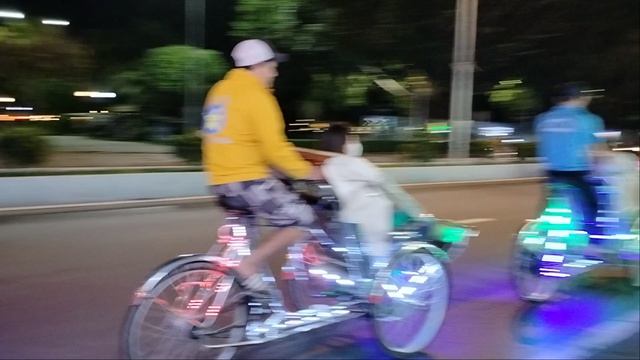 Туристы на цветомузыкальных повозках!