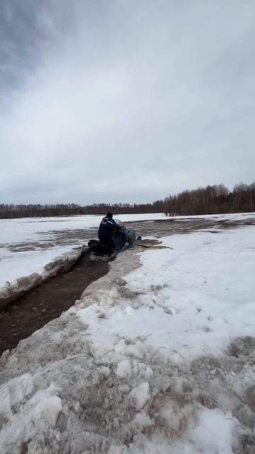 Ехал по полю и попал в наледь.