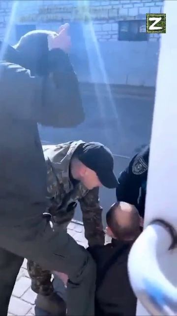 Мужик просто шел на работу, но у полицаев и ТЦКшников были на него другие планы