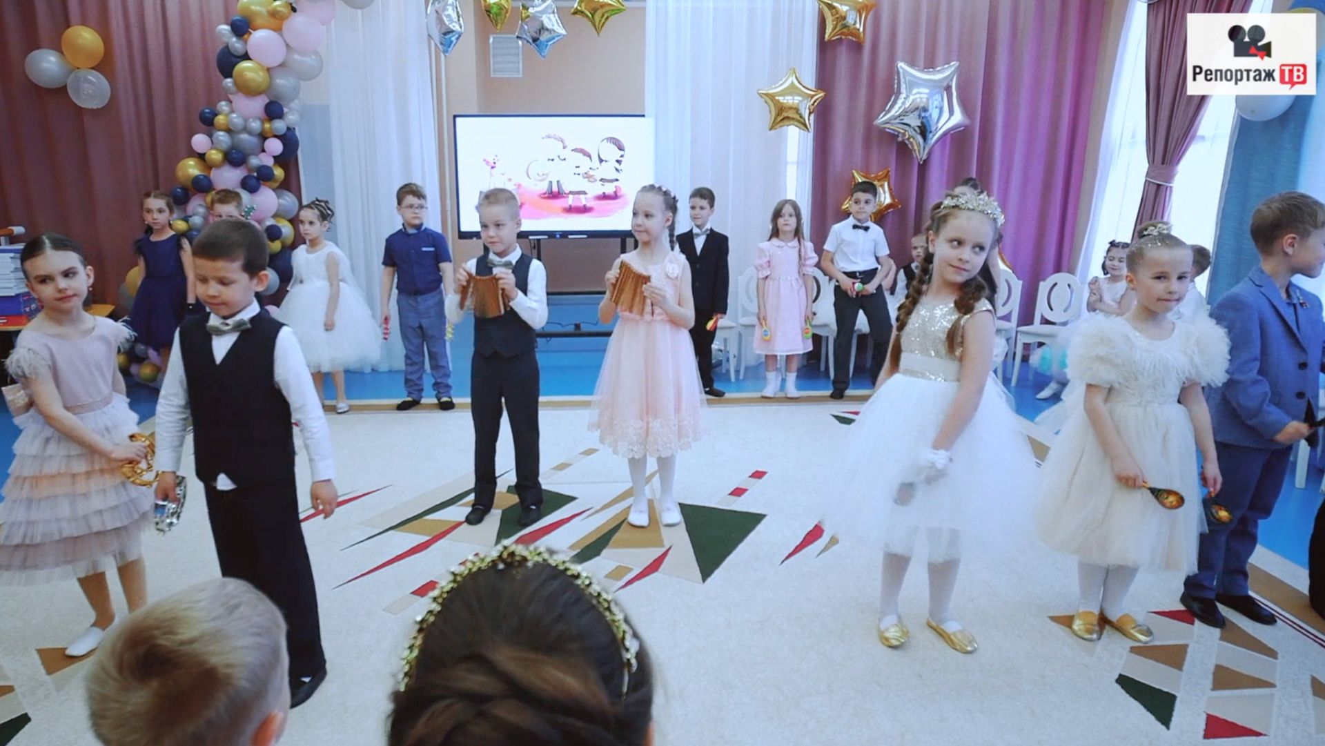 Выпускники ловко сыграли на музыкальных инструментах на празднике в детском саду