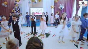 Выпускники ловко сыграли на музыкальных инструментах на празднике в детском саду