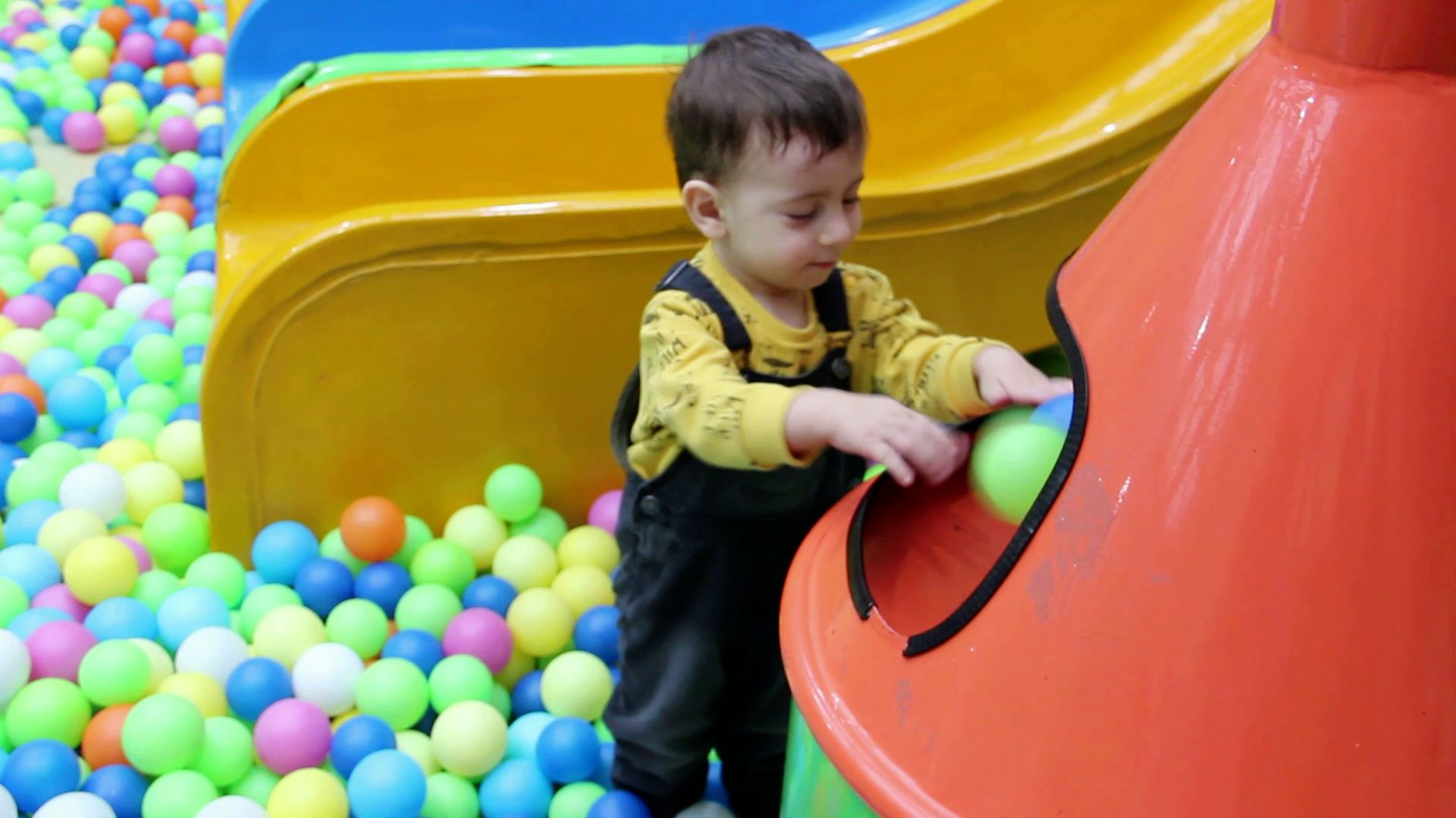 Эрик и Марк играют в развлекательном центре