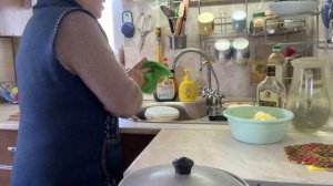 Перемешала легкий салат. Сварила любимую рыбу.