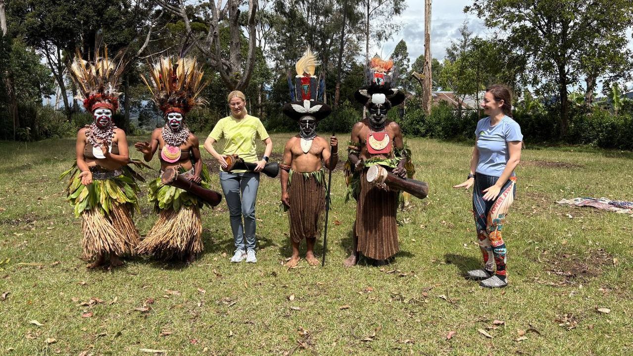 Первый день группы Клуба 7 Вершин Три девицы в сапогах в Папуа - Новой Гвинее