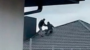 Военком загнал украинца на крышу и упал вместе с ним