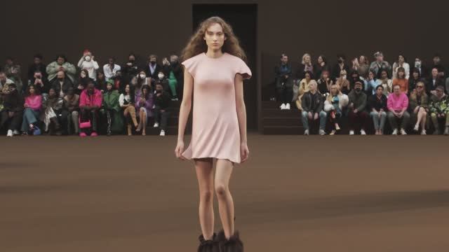 Показ женской коллекции Loewe осень-зима 2022-2023