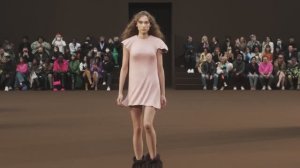 Показ женской коллекции Loewe осень-зима 2022-2023