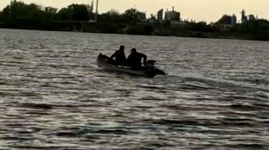 Лодка для туристической поездки и рыбалки