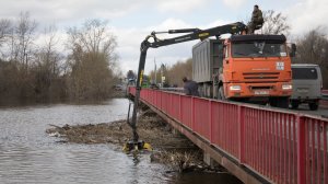 Курган под Мало-Чаусовским мостом вновь устранили затор