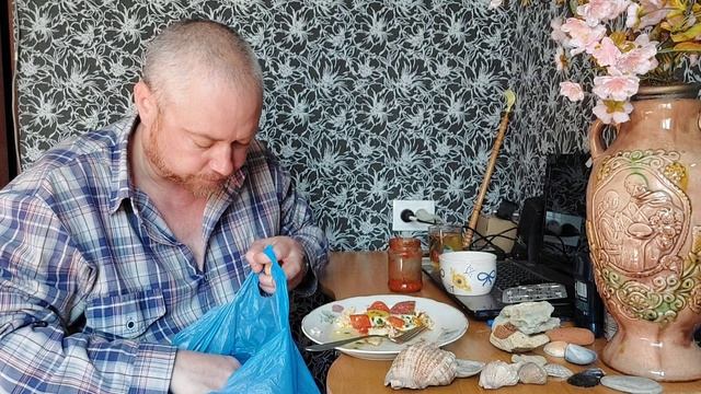 Мукбанг. Жареная колбаса с яйцами и помидорами. Дары моря. Еда на камеру.