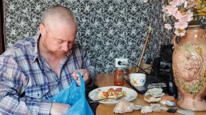 Мукбанг. Жареная колбаса с яйцами и помидорами. Дары моря. Еда на камеру.