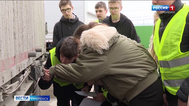 Смоленские школьники познакомились с особенностями профессии таможенника
