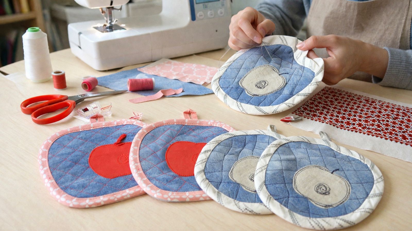 Джинсовые лоскутыодна оригинальная идея.  Прихватки яблоки с широкой косой бейкой.