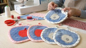 Джинсовые лоскуты+одна оригинальная идея.  Прихватки яблоки с широкой косой бейкой.