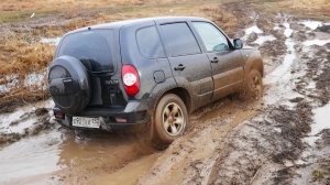 СТОКОВАЯ НИВА и ШНИВА в грязевом замесе против УАЗ