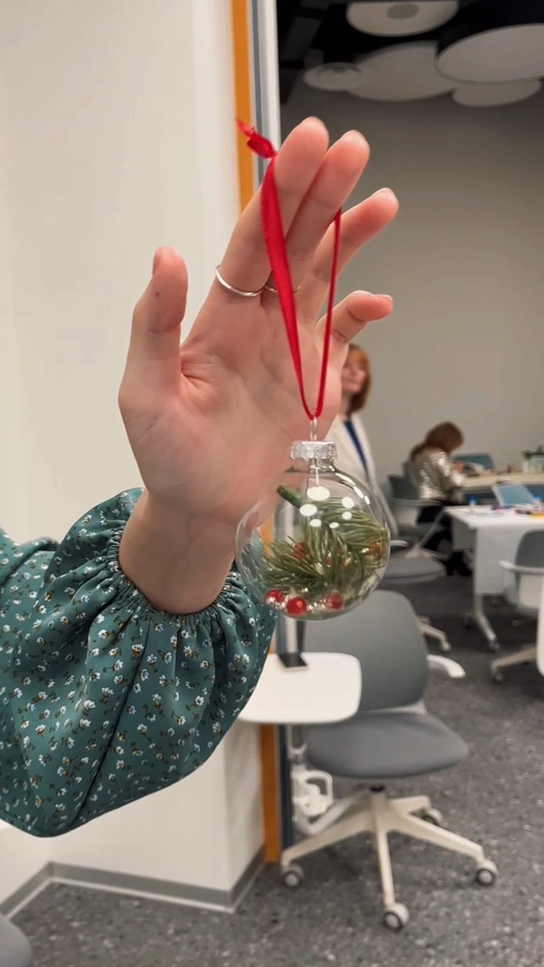 Новогодний шар с пожеланием. Выездной мастер-класс от студии Задело в Санкт-Петербурге