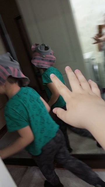 мама пришла домой только что