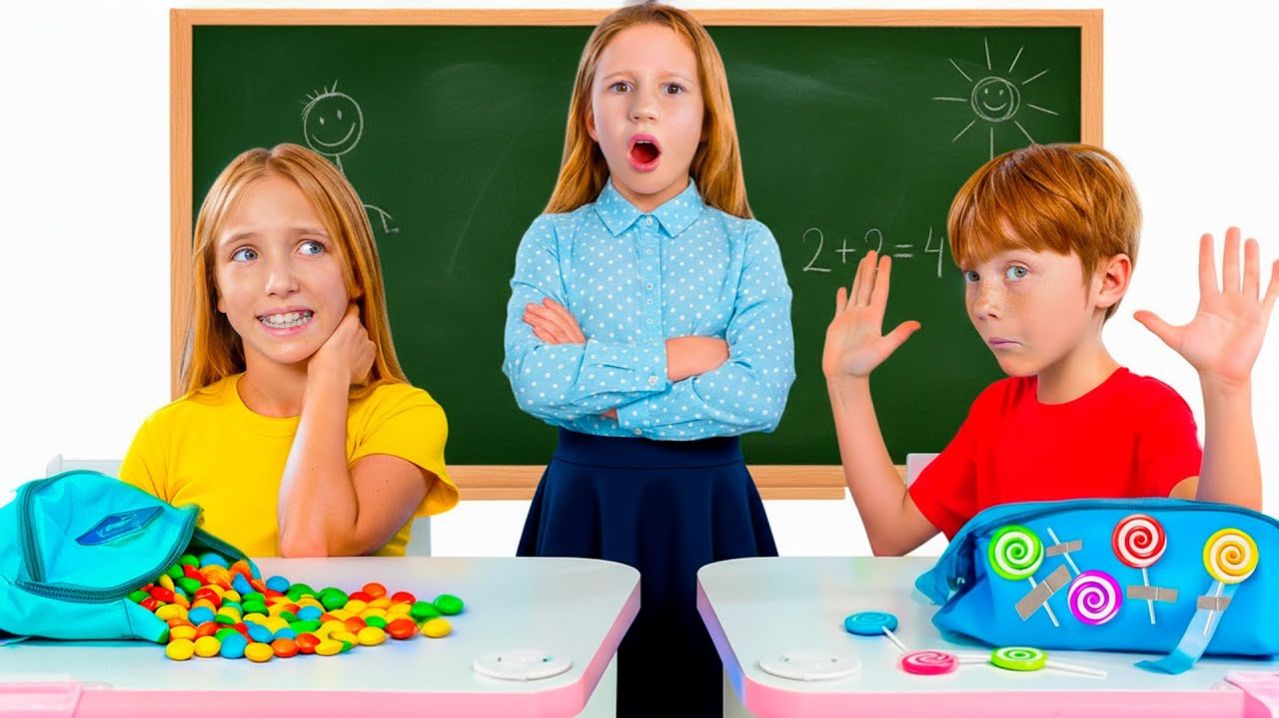 Настя учит детей правильному поведению в школе