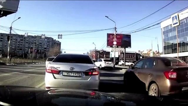 Почему то стоит и не едет