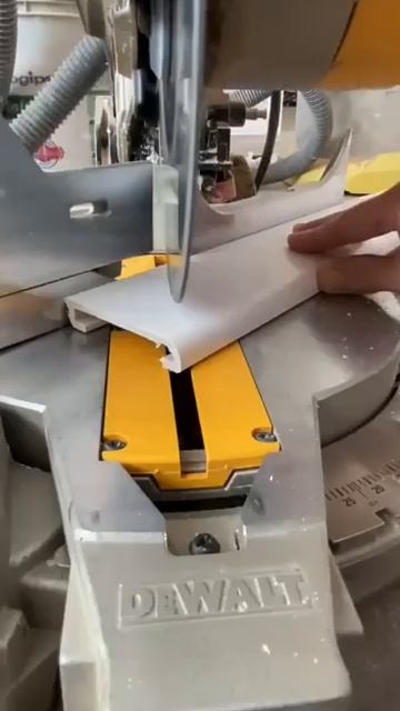 Отличная идея по монтажу плинтуса, чтобы не было лишних щелей и отверстий