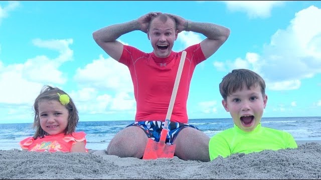 Катя и Макс с папой на пляже