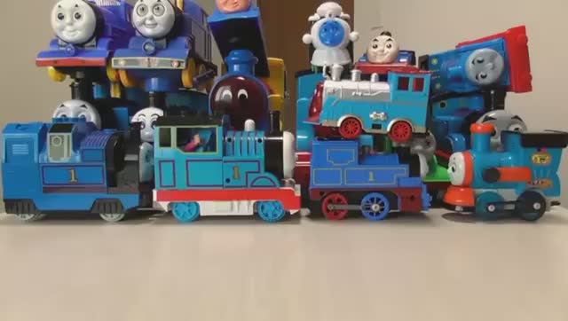 Для детей.  Паровозик Томас и его друзья! Играем паровозиками.