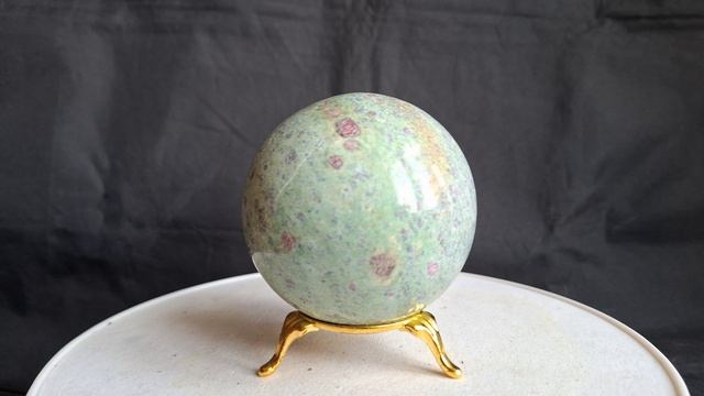 Рубин в цоизите (Аниолит),шар 7,5 см