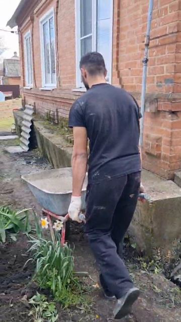 Укрепление фундамента ЖБ опорами