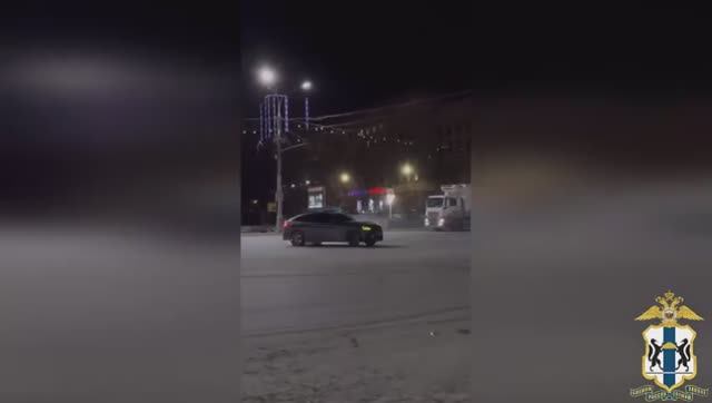 Житель Новосибирска устроил дрифт на площади Ленина