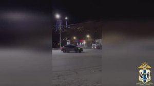 Житель Новосибирска устроил дрифт на площади Ленина