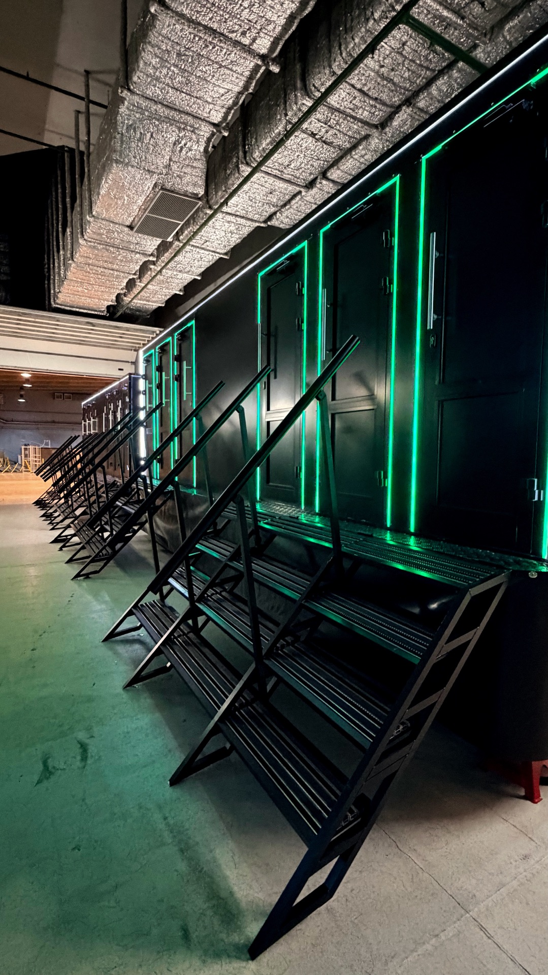 Новая модель 6-местного туалетного комплекса PROWC с неоновой контурной подсветкой