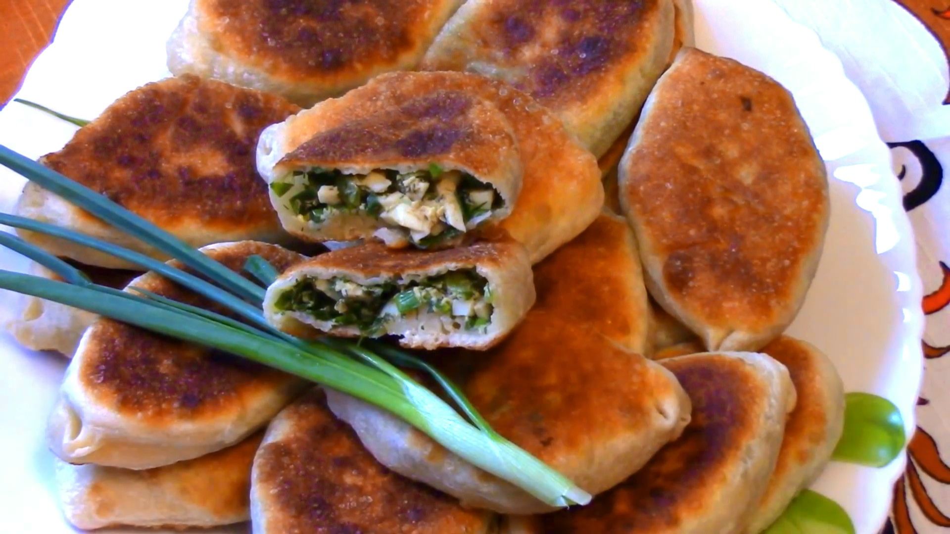 Пирожки с зелёным луком и яйцом.
