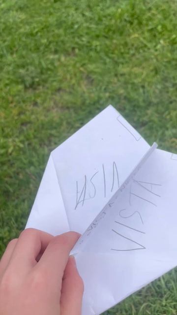 Запуск самолётика из бумаги