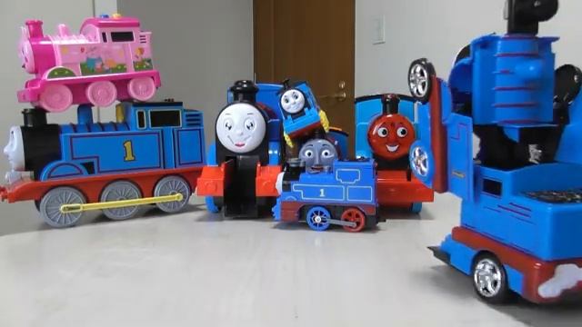 Для детей.  Паровозик Томас и его друзья! Играем паровозиками.