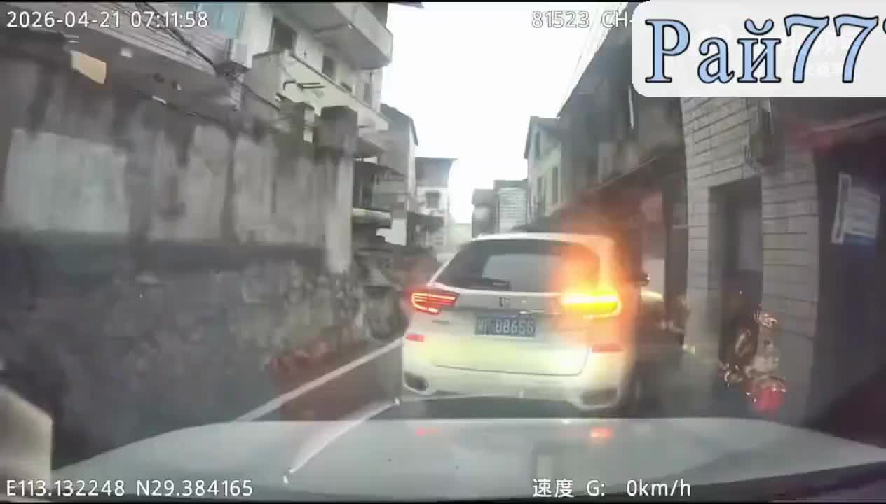 Едва не сбил скутериста