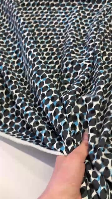 Вискозное кади с эластаном от Escada с серо-голубым абстрактным принтом