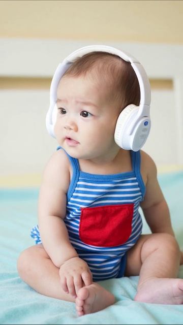 Милый малыш в наушниках #малыши #музыка #приключения