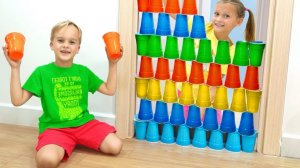 Дети играют с цветными стаканчиками и учатся делиться