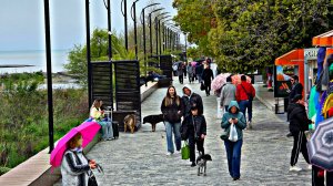 ✅️🌴23 АПРЕЛЯ В АДЛЕРЕ:+12°,  ПЕШКОМ ИЗ СИРИУСА В АДЛЕР, ИДЁТ ДОЖДЬ, НО ЛЮДЕЙ МНОГО. КУДА СХОДИТЬ