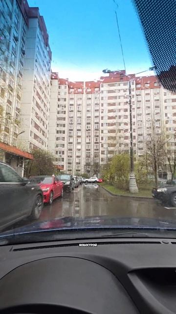 Кайфанул)) Как же мучаются местные жители с автомобилями. нет мест