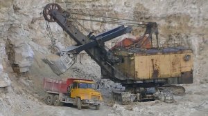 Экскаваторы ЭКГ-4.6Б и Кранэкс EK450FS с гидромолотом в карьере, часть 2