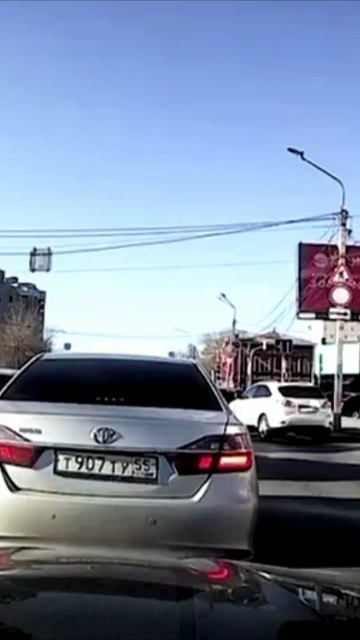 Почему то стоит и не едет