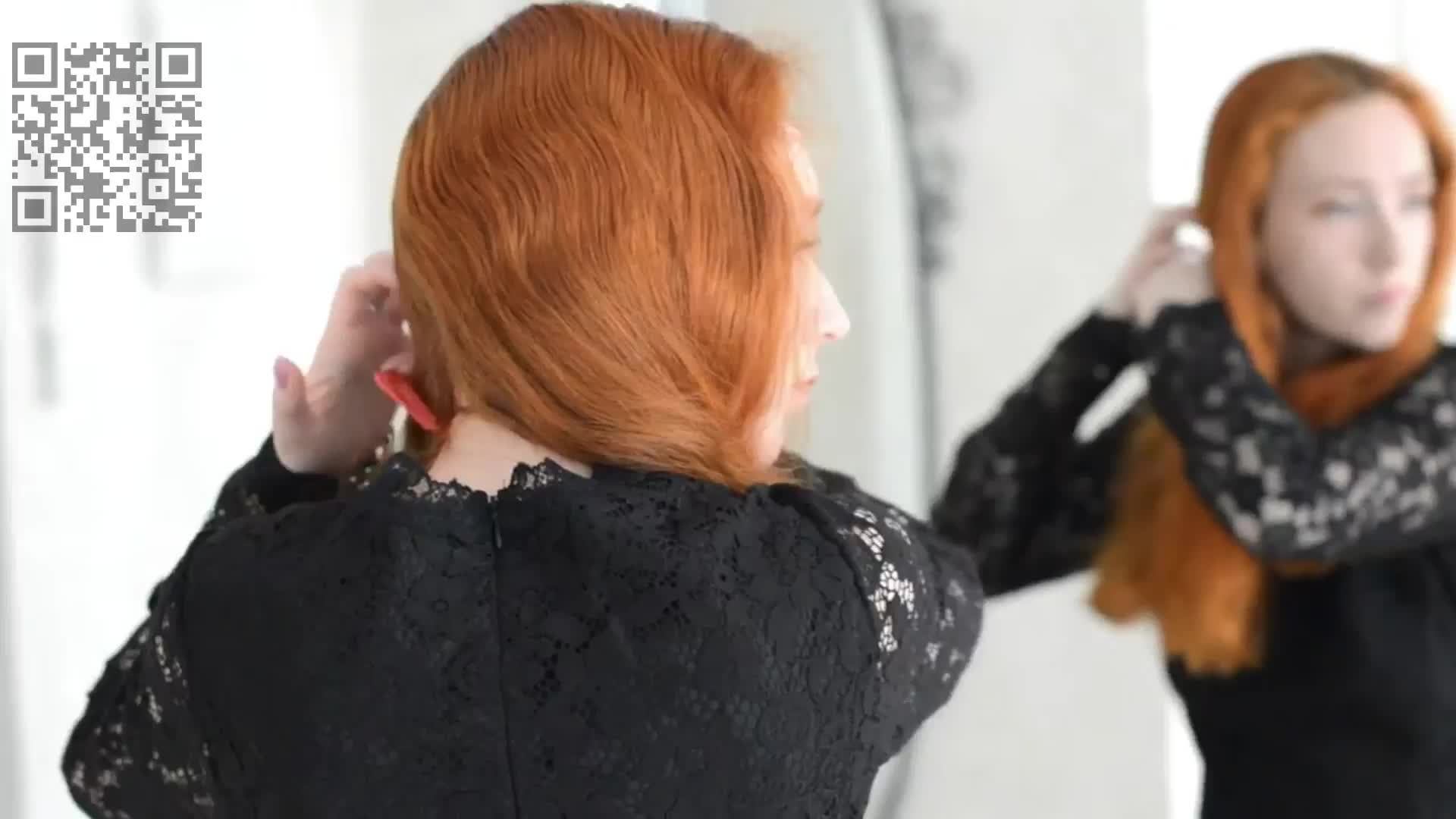 Красивая девушка у зеркала.